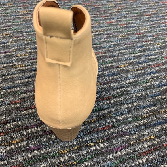 Wheat V cut block heel - Picture 4 of 5